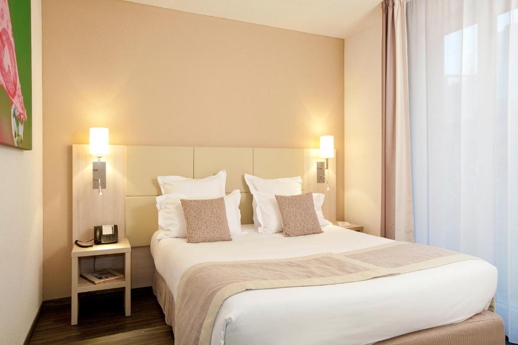 讷伊-普莱桑斯马恩博尔德纳伊住宅酒店的卧室配有一张带两个枕头的大白色床