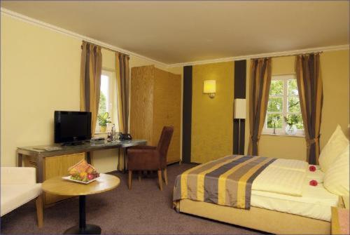 佩尔索奈霍夫酒店的配有一张床和一张书桌的酒店客房