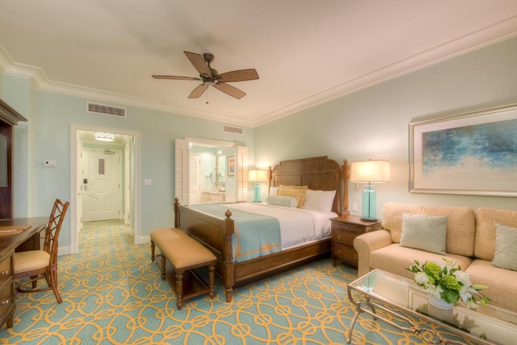 Henderson Beach Resort客房内的一张或多张床位