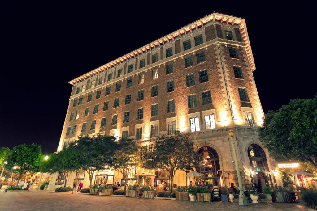洛杉矶卡尔弗酒店的一座在晚上有灯的大建筑
