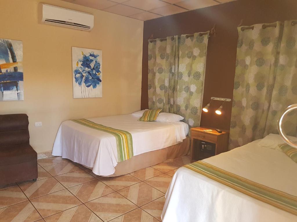 埃尔库科米拉弗洛雷斯酒店的一间酒店客房,房间内设有两张床