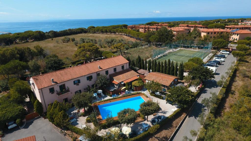 卡斯蒂利翁切洛Residenza Solferino Castiglioncello的享有带网球场的房屋的空中景致