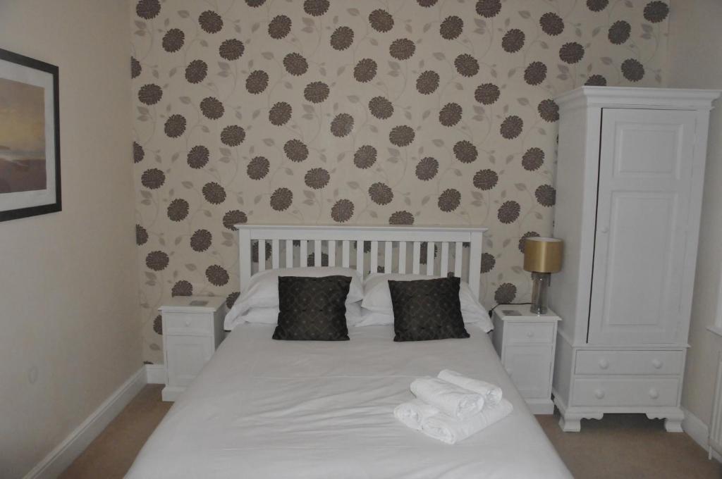 多切斯特悉尼阿姆斯酒店的卧室配有白色的床和2个枕头