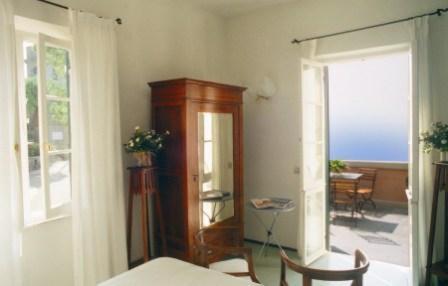 斯培西亚洛堪达特拉蒙蒂酒店的一间设有镜子和桌子的房间