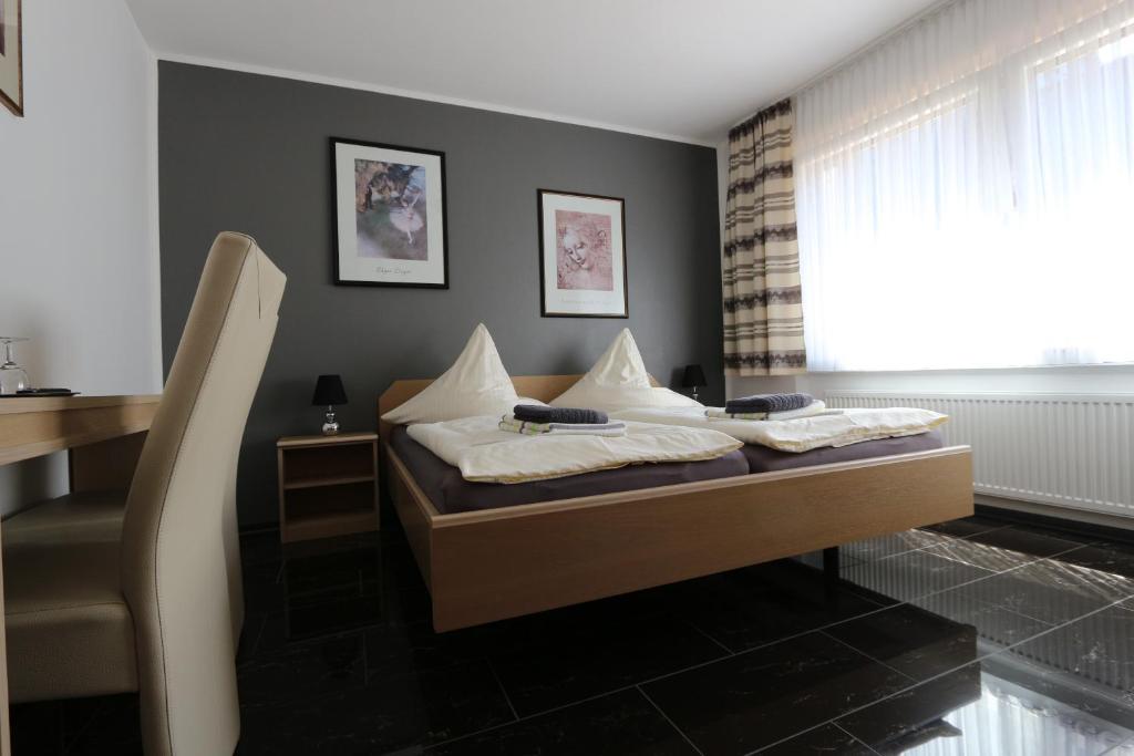 摩泽尔河畔的泽尔罗梅尔巴德旅馆的一间卧室设有一张床和一个窗口