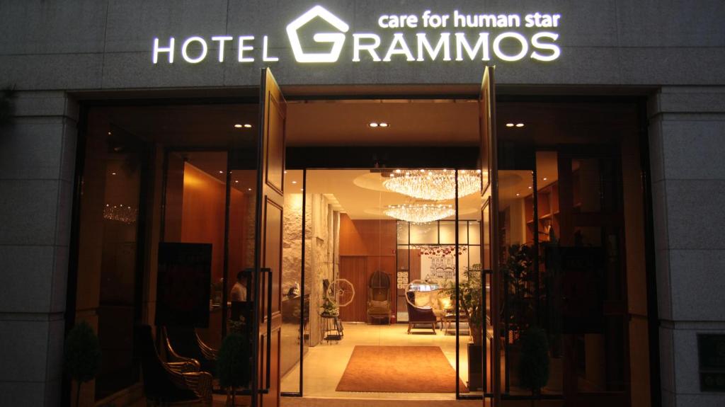 首尔格拉莫斯酒店的酒店大堂,门口设有标志