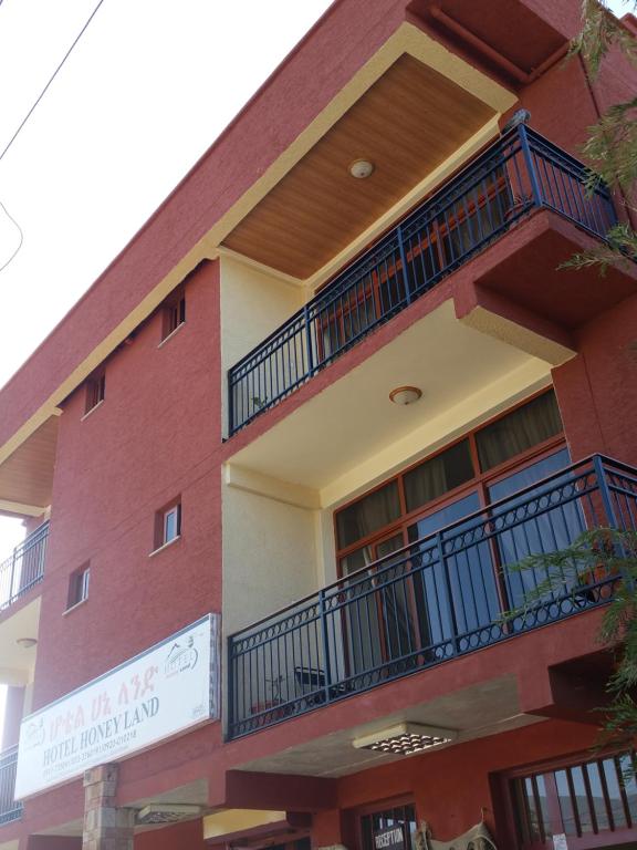 拉利贝拉Honey Land Hotel Lalibela的旁边带阳台的建筑