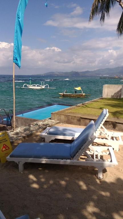 甘地达萨水族生态度假酒店的海滩上靠近水面的一把躺椅