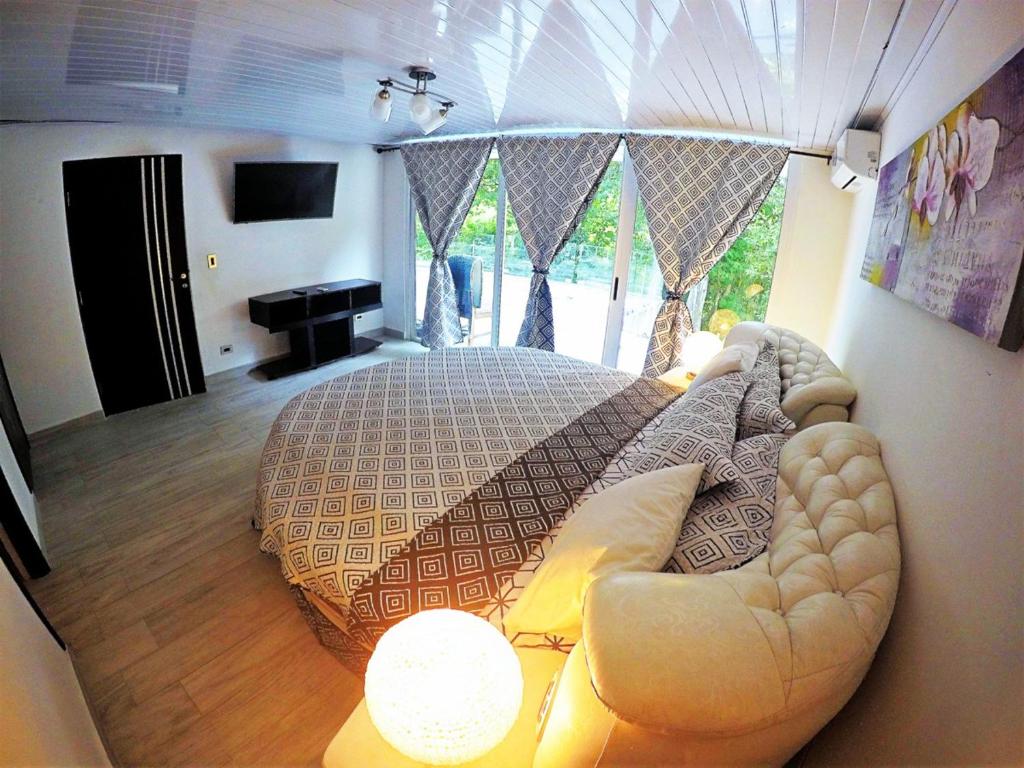 孔塔多拉La Romantica的一间卧室配有一张床和一张沙发