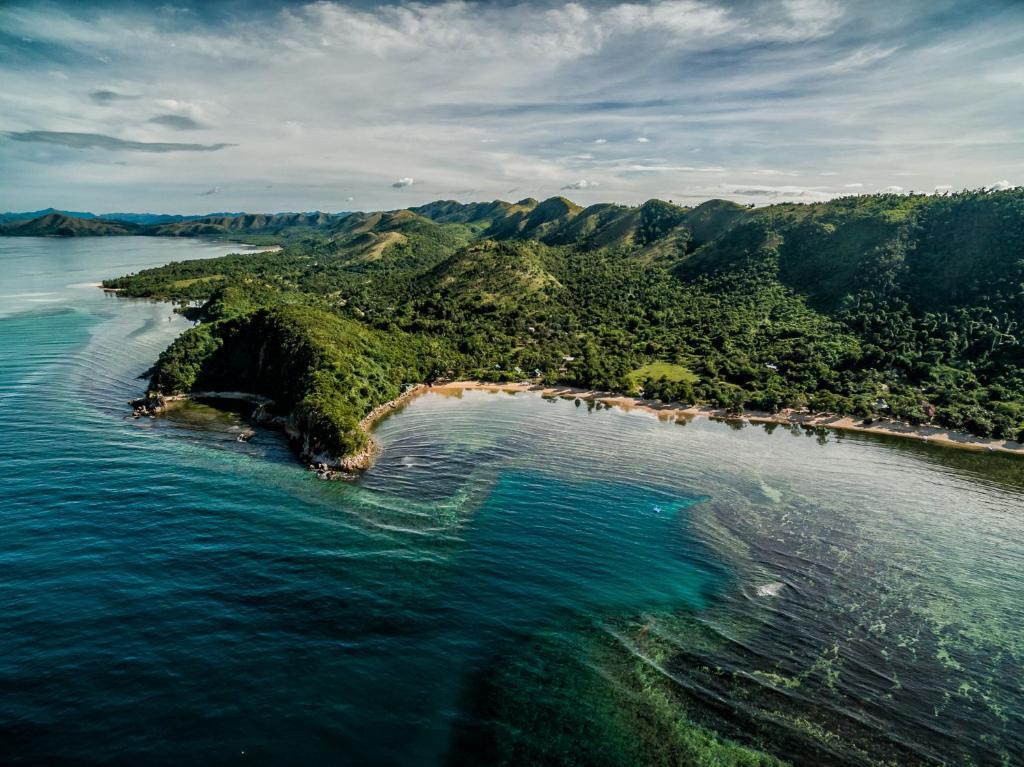 Minuit巴拉望沙堡度假村的海洋岛屿的空中景观