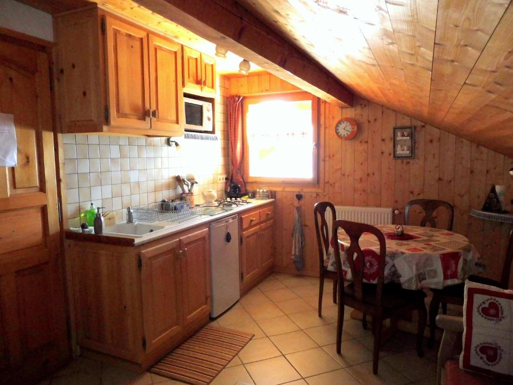 萨莱切乐斯特拉斯德瓦尔默住宿加早餐酒店的厨房配有木制橱柜和带桌布的桌子。