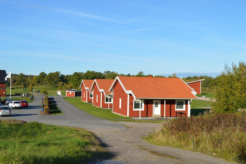 LjungsbroVreta Kloster Golfklubb的路上一排红房子