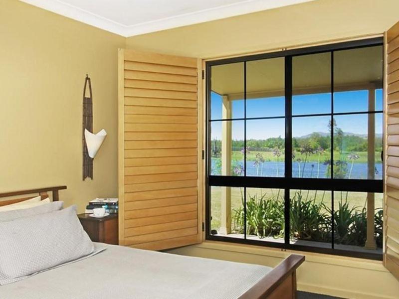 波高尔宾布罗肯美景庄园酒店的一间卧室设有一张床和一个大窗户
