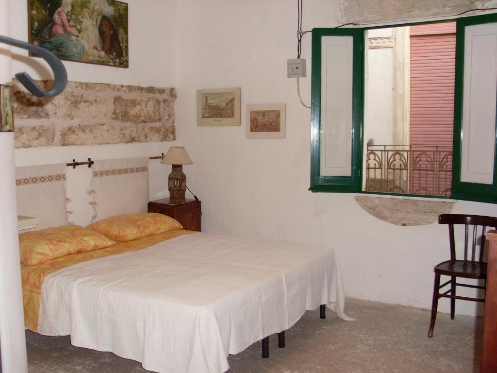SoletoBilocale San Nicola的一间卧室设有一张床和一个窗口
