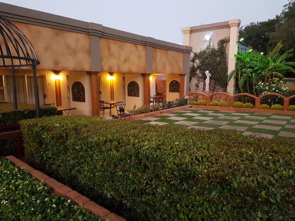 鲁德普特寄宿旅游旅馆的带有 ⁇ 架的建筑的庭院