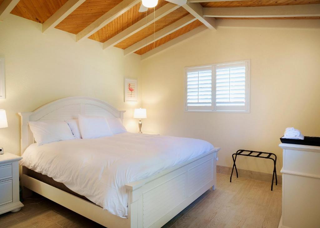 德尔雷比奇大西洋宾馆的卧室配有白色的床和窗户。