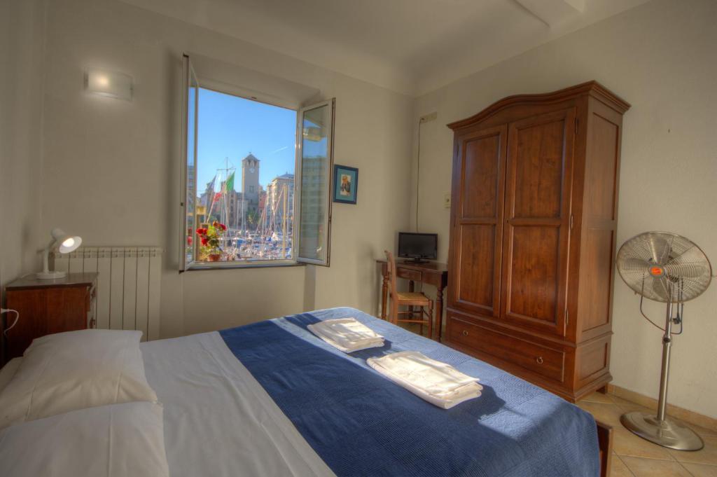 萨沃纳Club Nautico Savona的一间卧室设有一张大床和一个窗户。