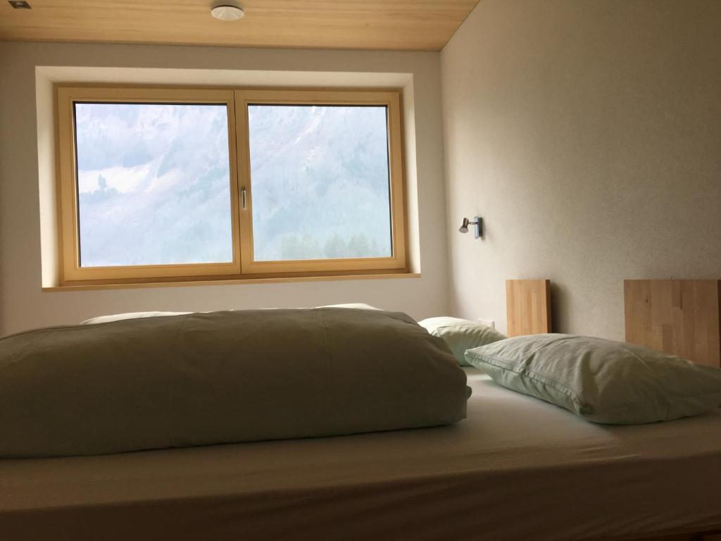 SchnepfauHaus Katharina的一间卧室配有一张带窗户的床