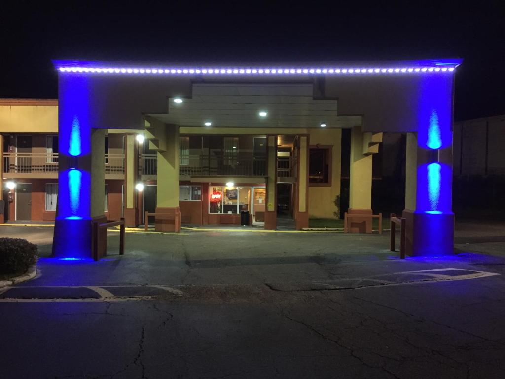 杰克逊Diamond Inn Motel的前面有蓝色灯光的建筑