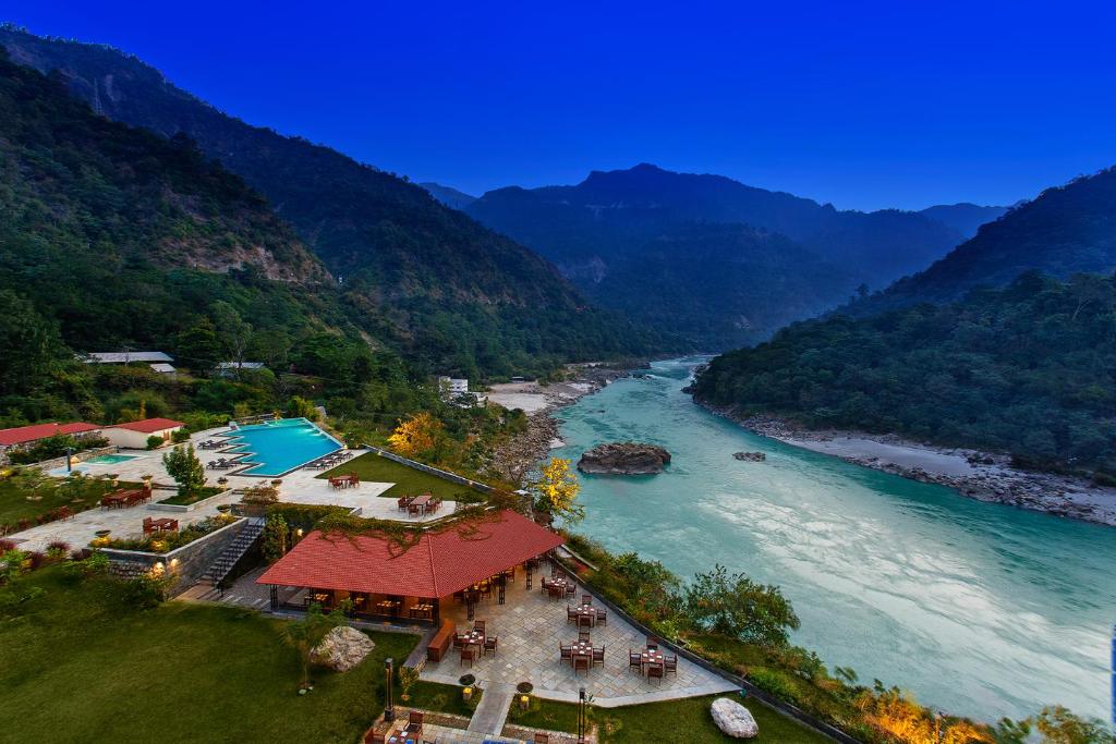 瑞诗凯诗Aloha On The Ganges by Leisure Hotels的享有河流和山脉的空中景致