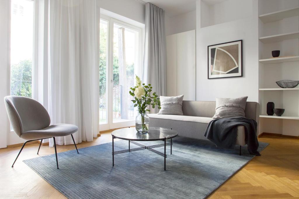 汉堡八月公寓的客厅配有沙发和桌子