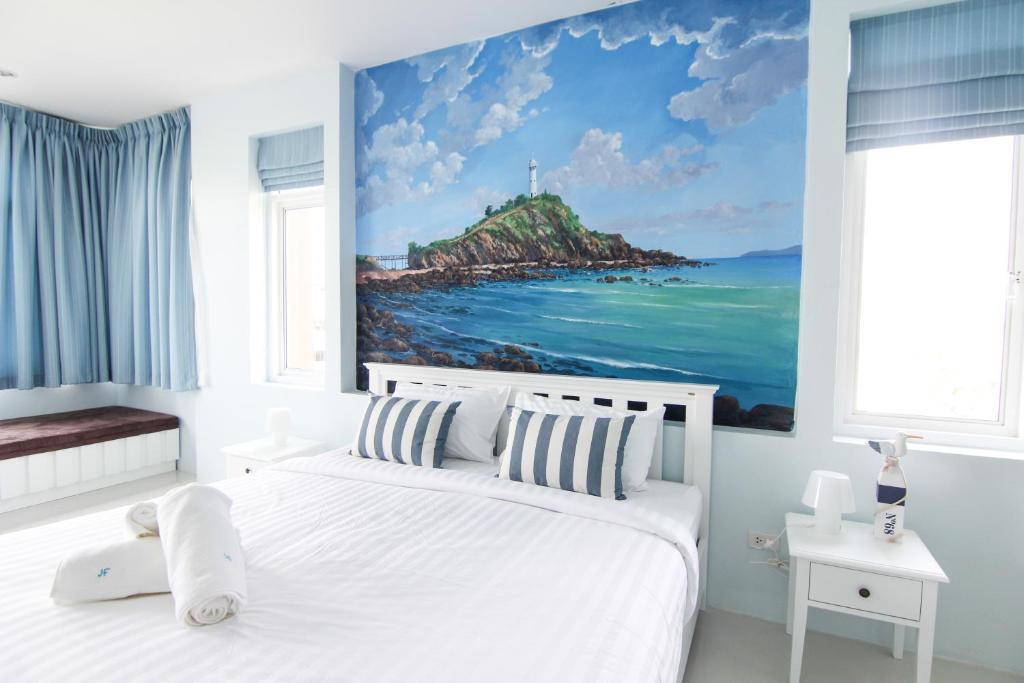 甲米镇美好卡拉比酒店的卧室配有白色的床和海洋绘画