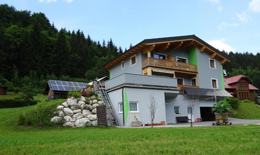 拉肯霍夫Haus Kölch的房屋的一侧设有太阳能电池板