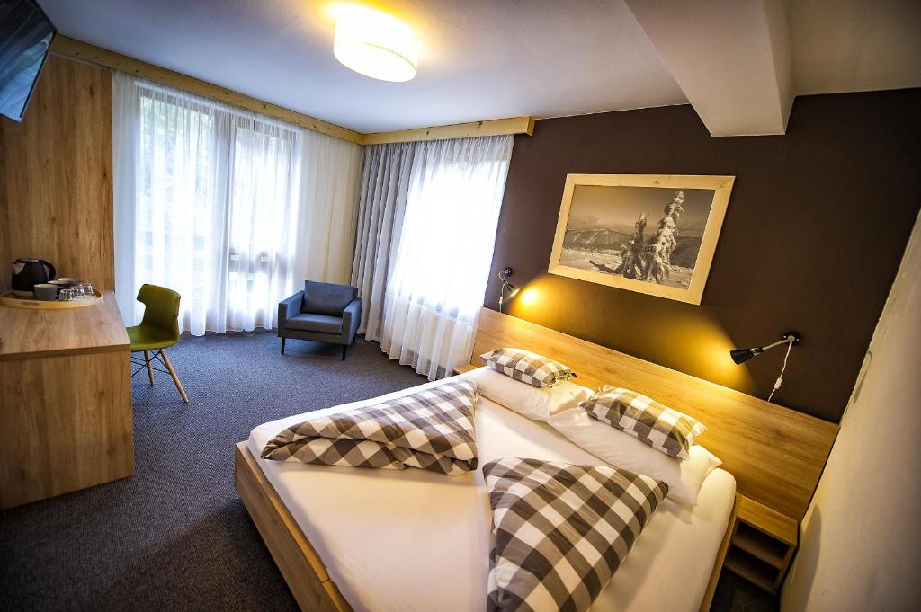 迪马诺卡多林纳弗洛雷斯酒店的酒店客房,配有两张床和椅子