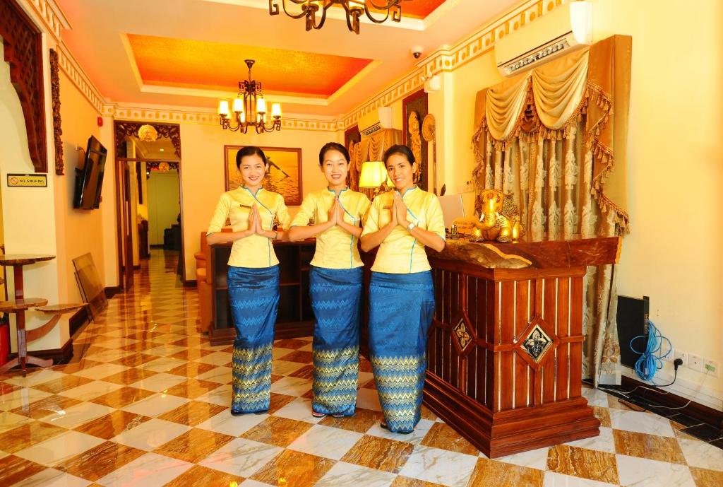 仰光联合广场酒店的三个女人站在一个房间,绑住他们的纽带