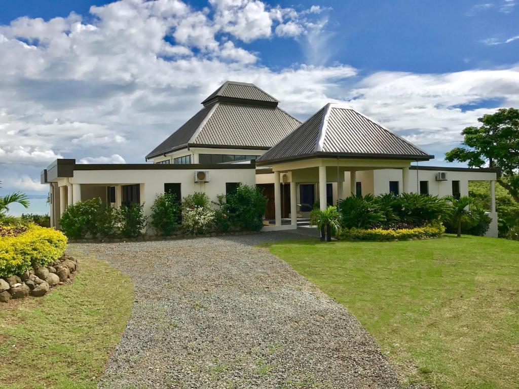 Viseisei斐济蓝宝湾别墅的一座带屋顶的大型白色房屋