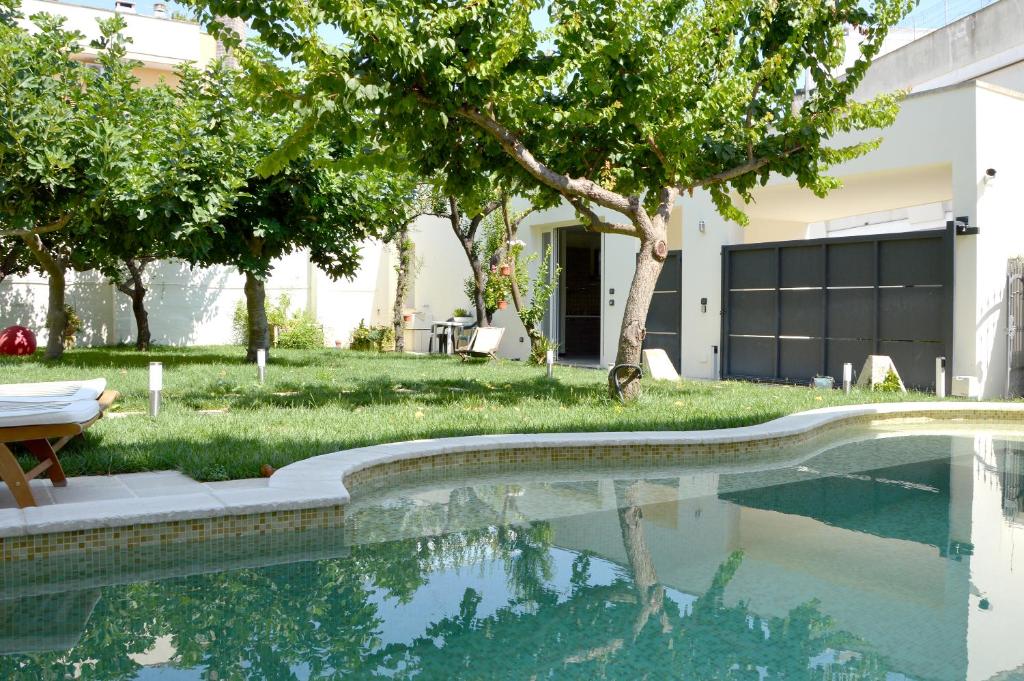库特罗菲安诺Percebes Exclusive B&B的一座树木繁茂的房屋前的游泳池