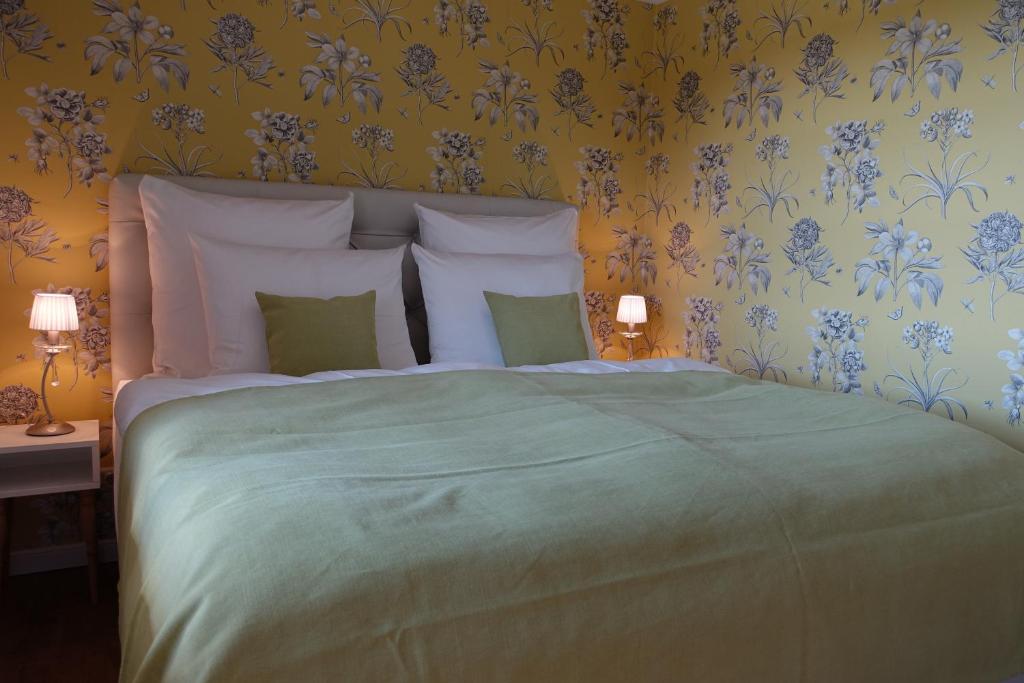 梅森Rittergut Rottewitz的一间卧室配有一张带绿毯的大床