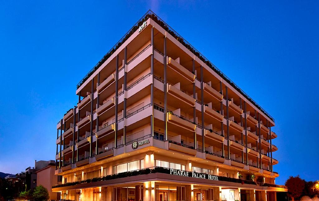 卡拉马塔法赖宫殿酒店的一座高大的建筑,灯火通明