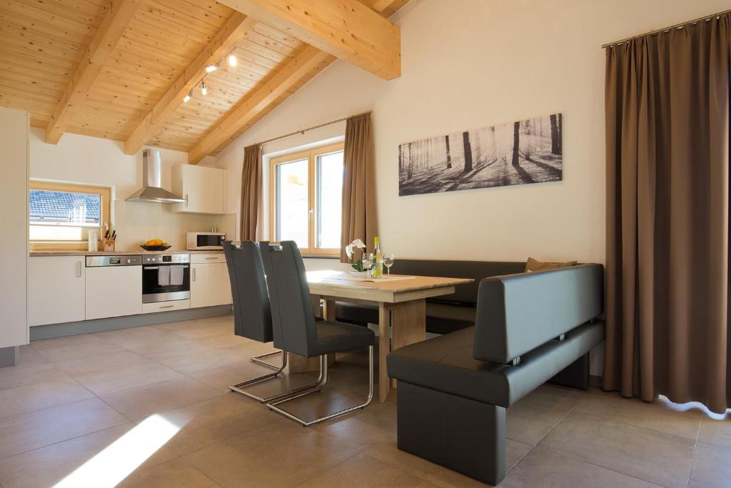 乌姆豪森Alps 3000-2的厨房以及带桌椅的用餐室。