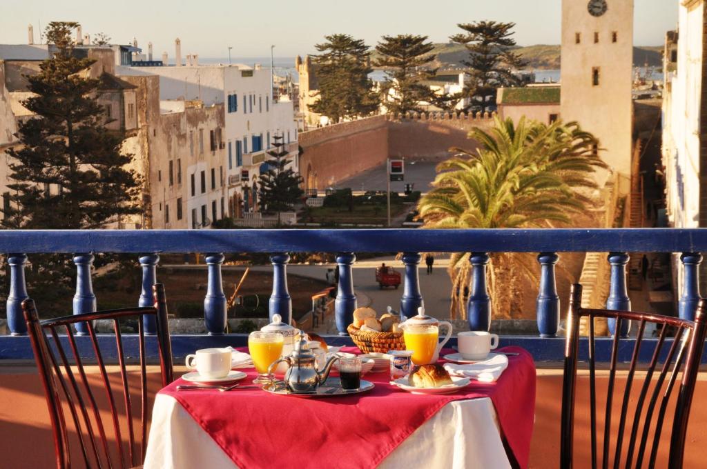 索维拉索维拉风宫殿酒店的美景阳台的桌子和饮料