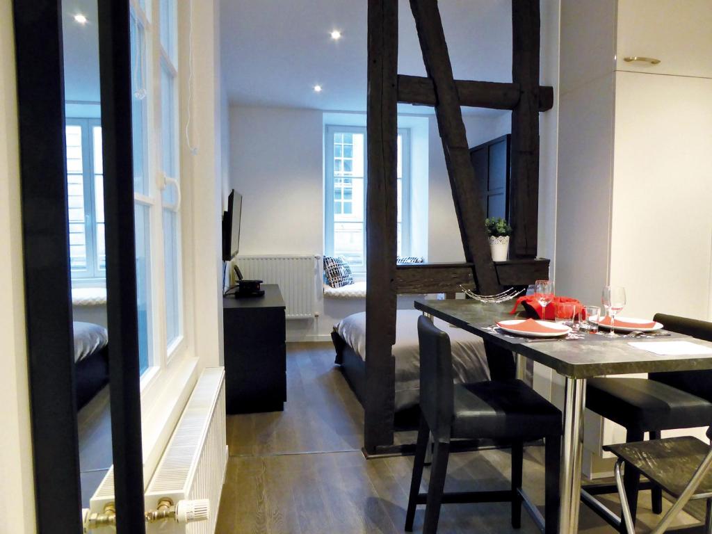 斯特拉斯堡利尔奥萨伯尔公寓的一间用餐室,在房间内配有桌椅