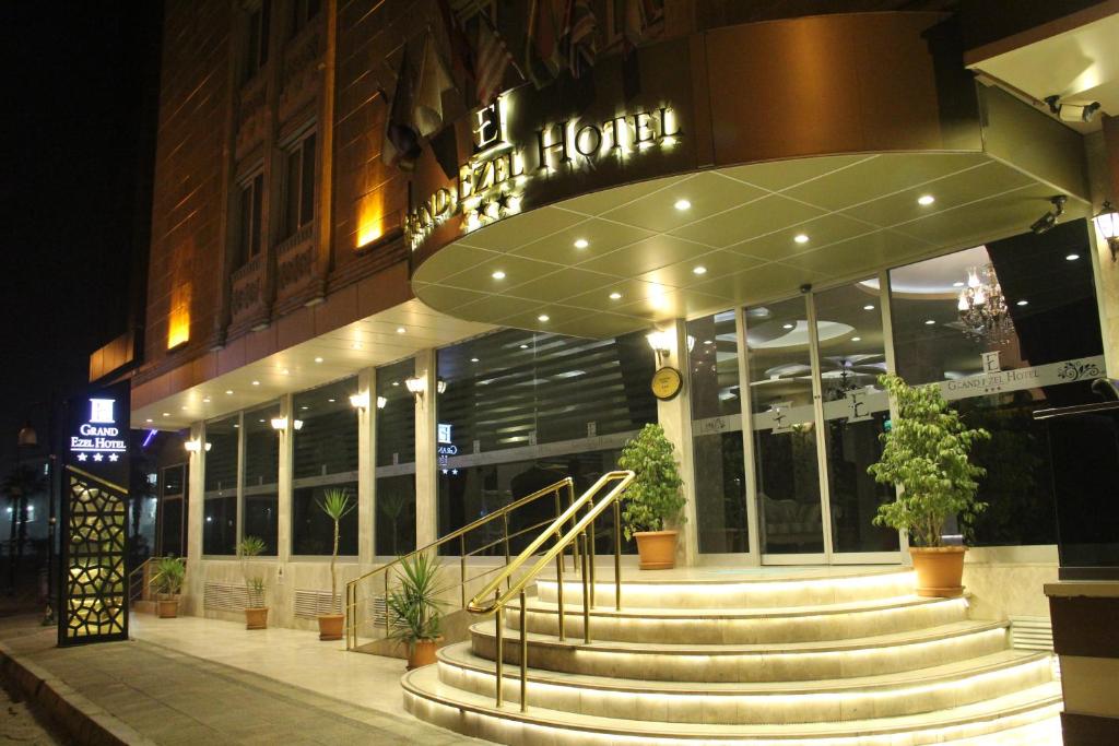 梅尔辛Grand Ezel Hotel的夜间在大楼前有楼梯的酒店