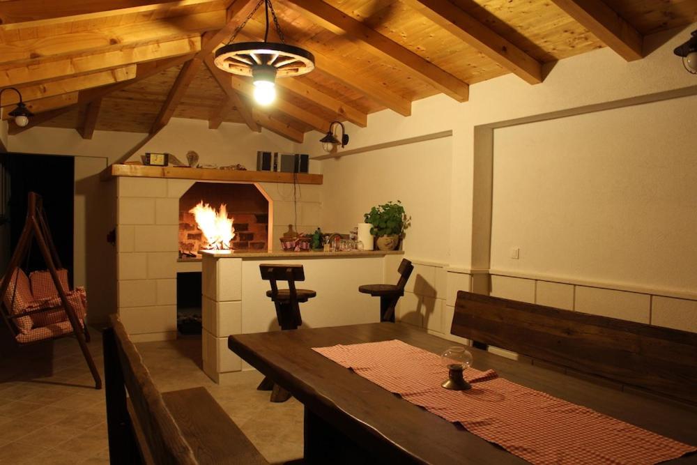 特罗吉尔Apartmani Gaube的客厅配有桌子和壁炉