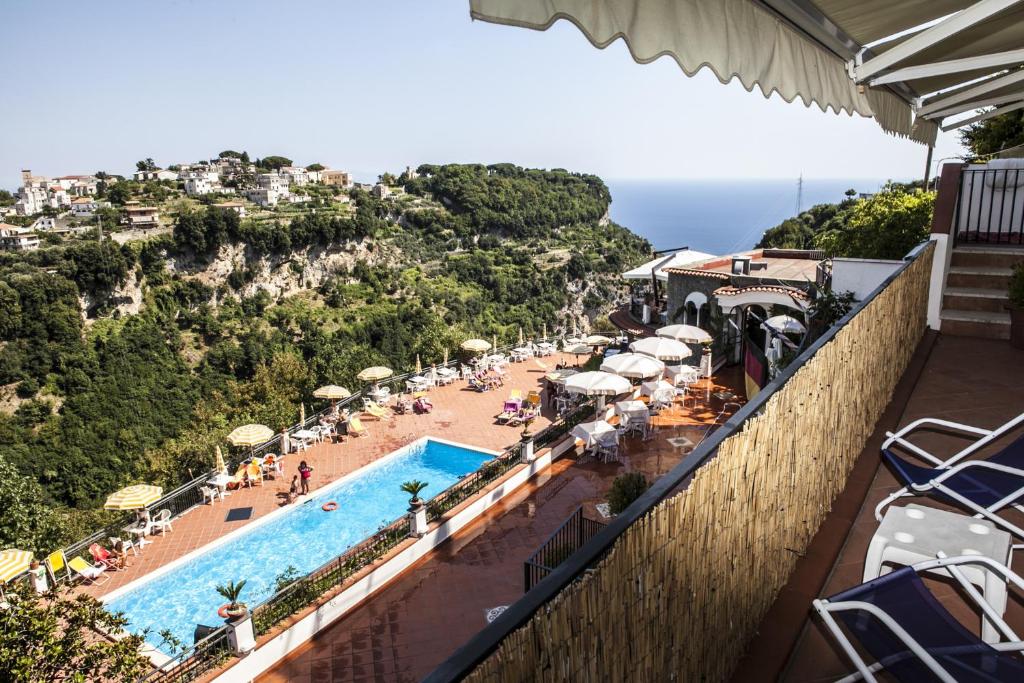 拉维罗The Loft Via Torricella的享有带游泳池和海滩的度假村景色