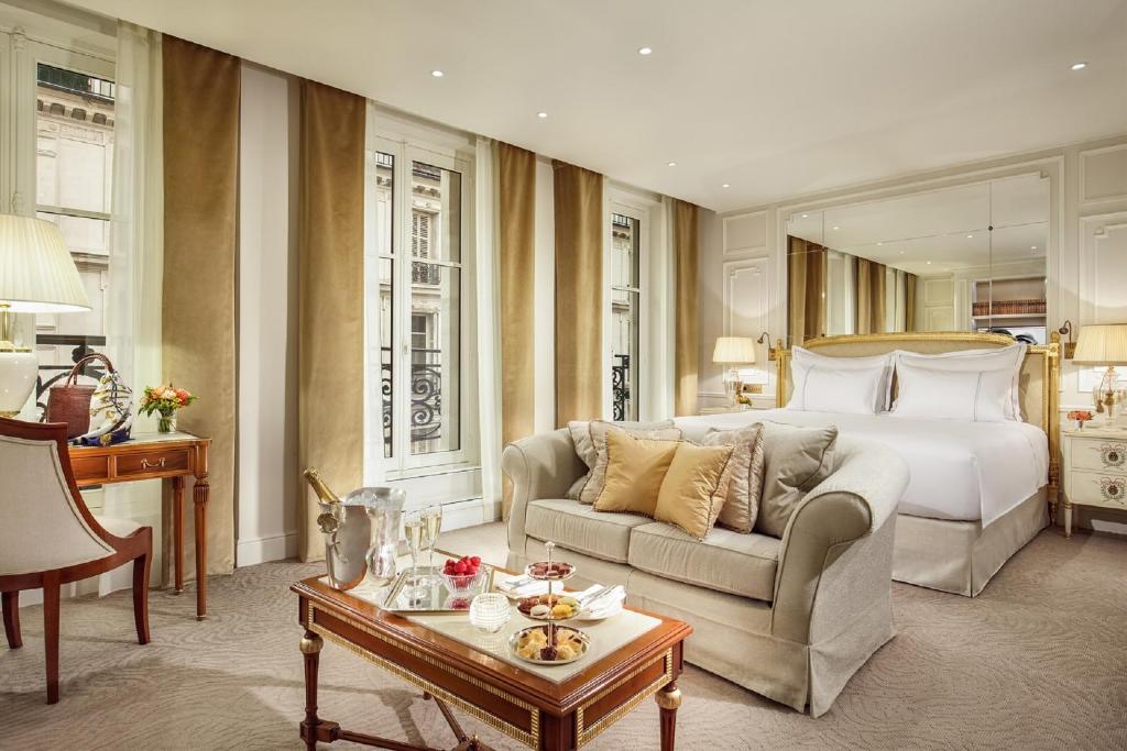 巴黎Hotel Splendide Royal Paris - Relais & Châteaux的客厅配有沙发和1张床