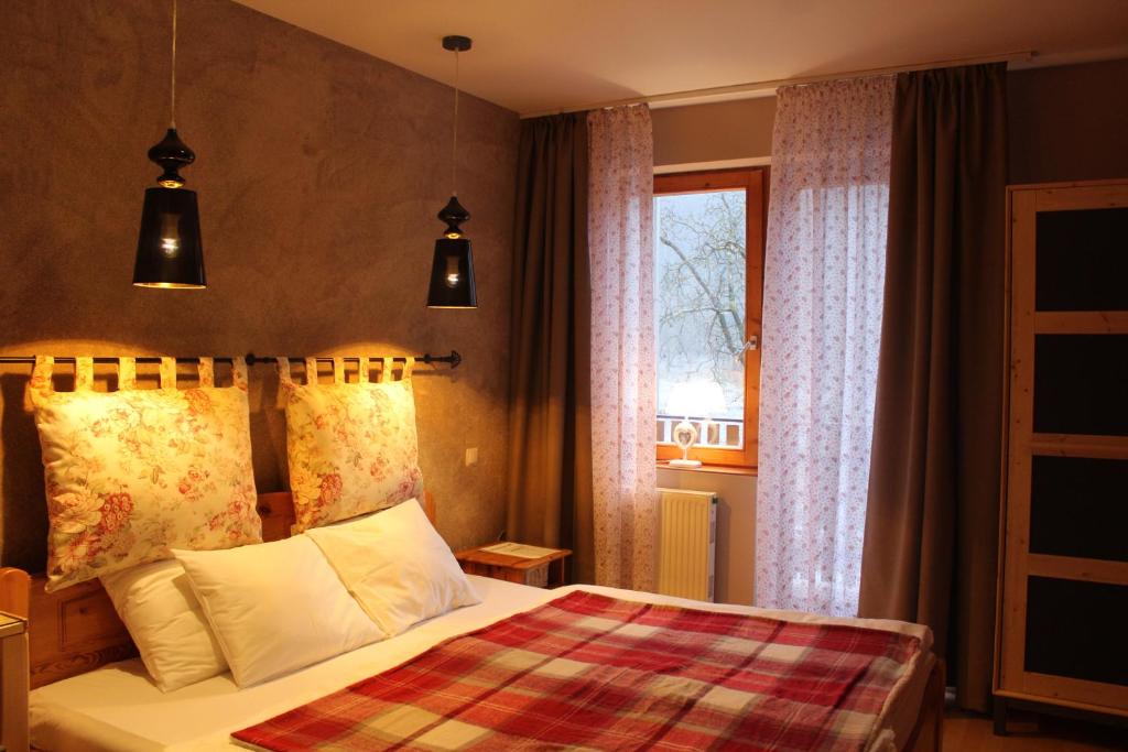 Komlóska索尔尤瓦尔腊克住宿加早餐旅馆的酒店客房设有床和窗户。