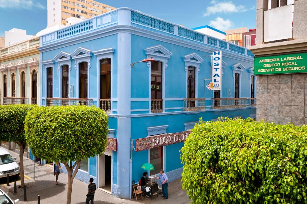 大加那利岛拉斯帕尔马斯卡萨旅馆的城市街道上的蓝色建筑