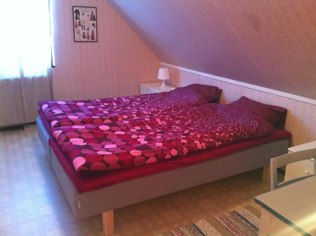 博伦厄巴尔布鲁9号民宿的一间卧室配有一张粉红色的床