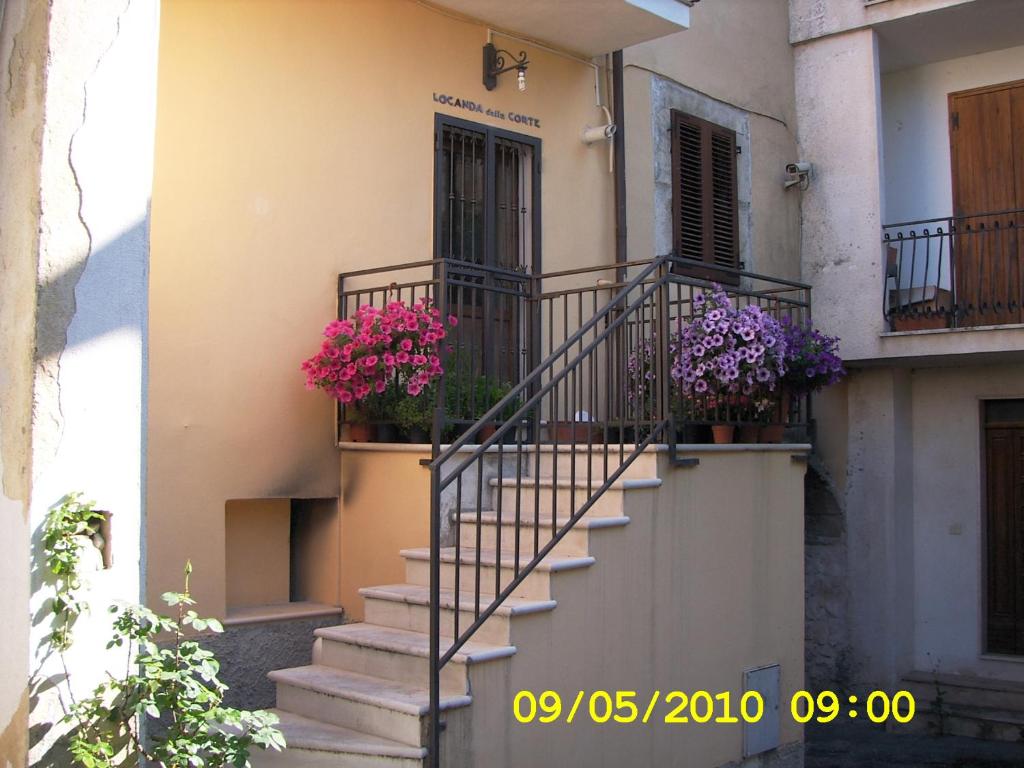 RoccamoriceLocanda della Corte的建筑物一侧有鲜花的楼梯