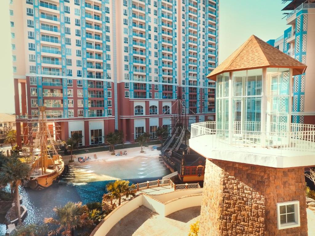 南芭堤雅芭堤雅加勒比海度假酒店的享有带游泳池和建筑的度假村的空中景致