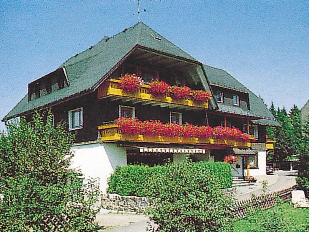 欣特察尔滕Ferienhaus im Grund的一座大建筑,里面装有花盒