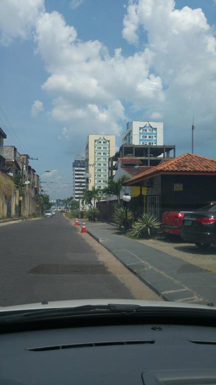 马瑙斯Apartamento Manaus Arena da Amazonia的从街道的汽车上欣赏建筑的景色