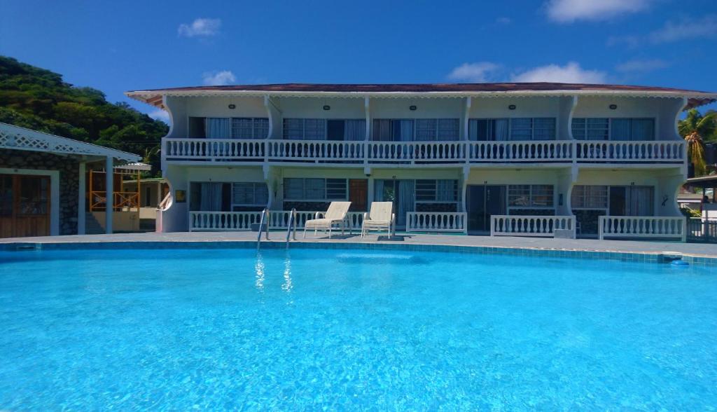 Union Island国王兰丁酒店的一座房子前面设有一个大型游泳池