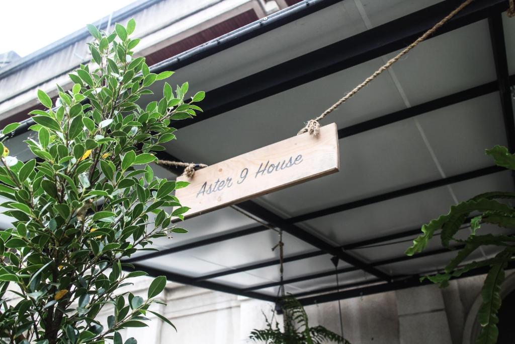 曼谷紫菀9号住宿加早餐旅馆的挂在建筑物天花板上的标志
