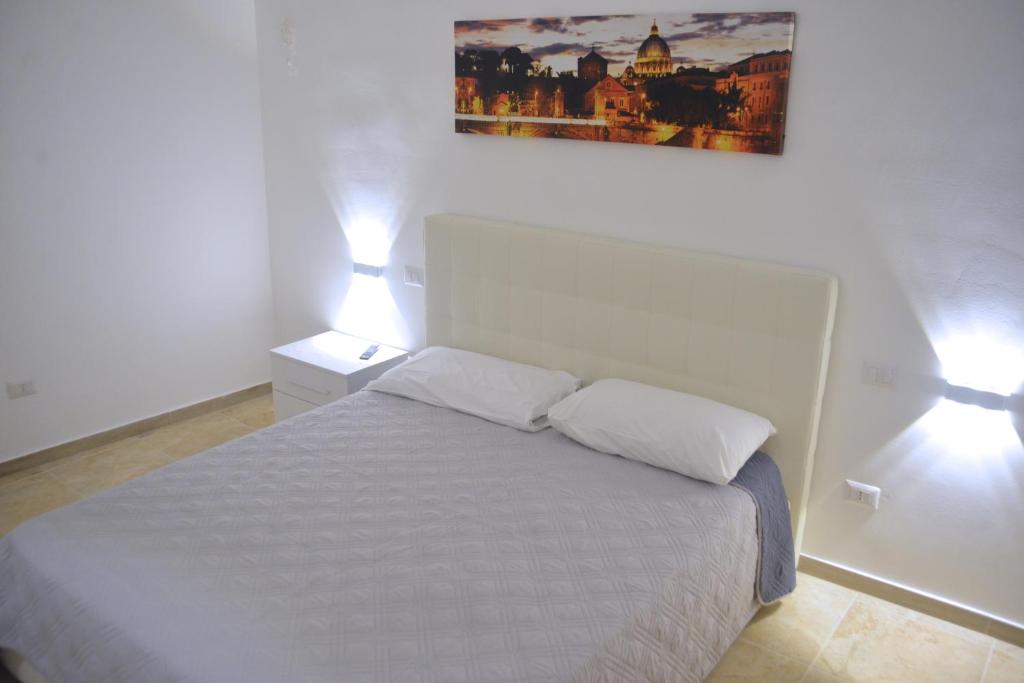 布林迪西Appartamento Via Lata的卧室配有白色的床和2个枕头